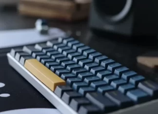 Két billentyűzet használata egy számítógépen