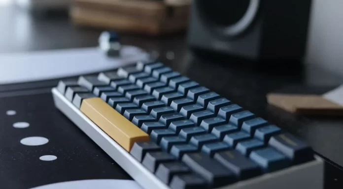 Két billentyűzet használata egy számítógépen