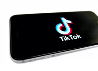 Hogyan adhatsz hozzá egyéni matricákat a TikTok-on?